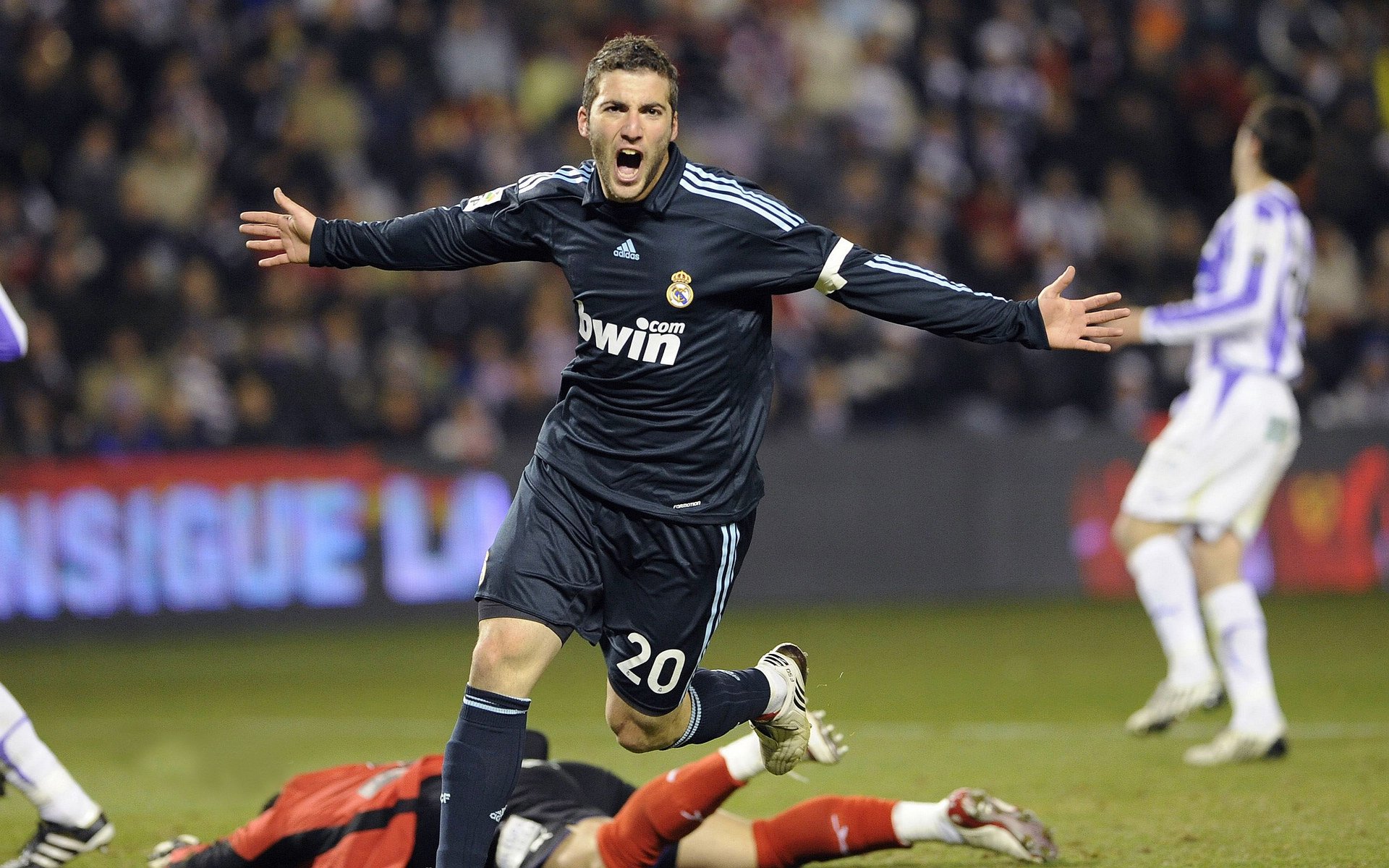 “武汉马拉松：选手们突破自我，勇敢迎接挑战”